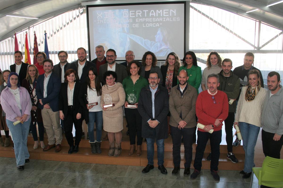 Isidro Abellán, Francisco Morales, Diego José Mateos, Isabel Casalduero, José Luis Ruiz, José Ángel Ponce, Maite Martínez y María de las Huertas García, centro, junto a los premiados del Certamen de Iniciativas Empresariales, este miércoles.