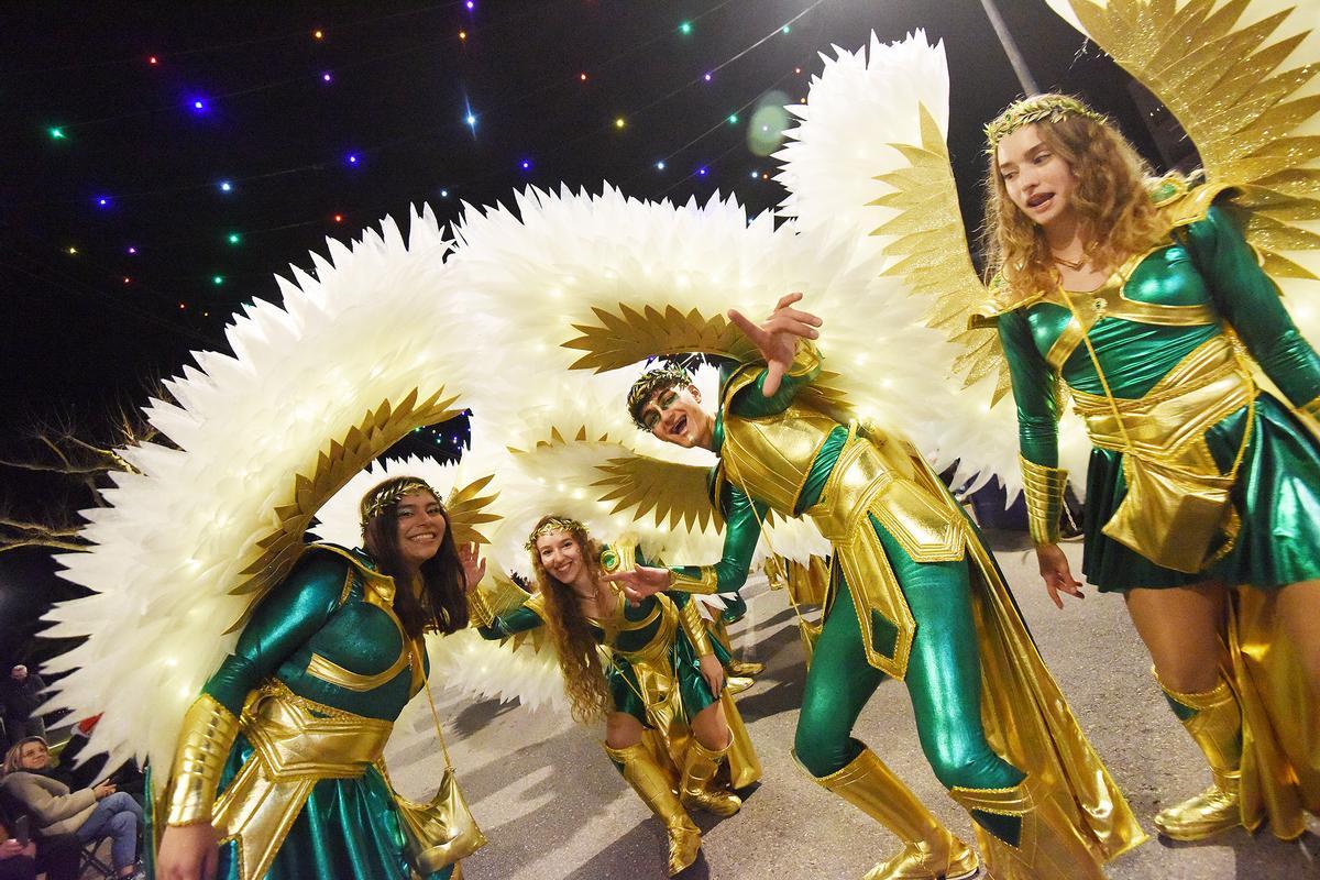 El Carnaval de Roses atrau participants de totes les edats.