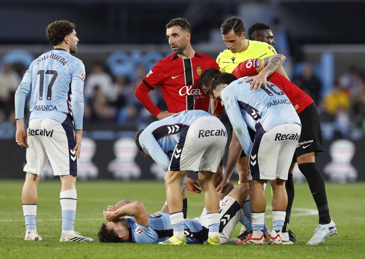 Pablo Durán se duele del esguince de rodilla sufrido contra el Mallorca sobre el césped de Balaídos. | PABLO HERNÁNDEZ GAMARRA