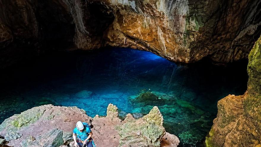 La Cueva de Neptuno, un lago azul bajo tierra al final de un