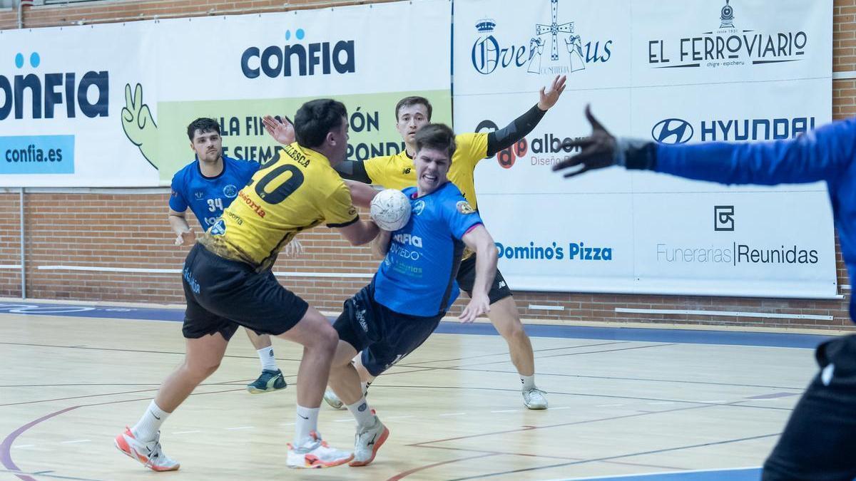 David Pulgar, en un partido con el Confía Base Oviedo en Vallobín.
