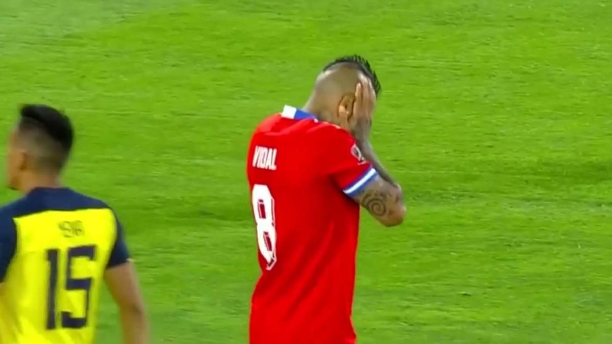 Vidal lamentándose tras ser expulsado con Chile