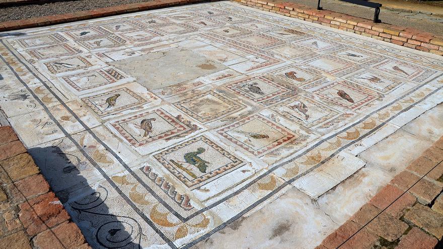 Uno de los mosaicos de la Casa de los Pájaros, antes de su acondicionamiento.