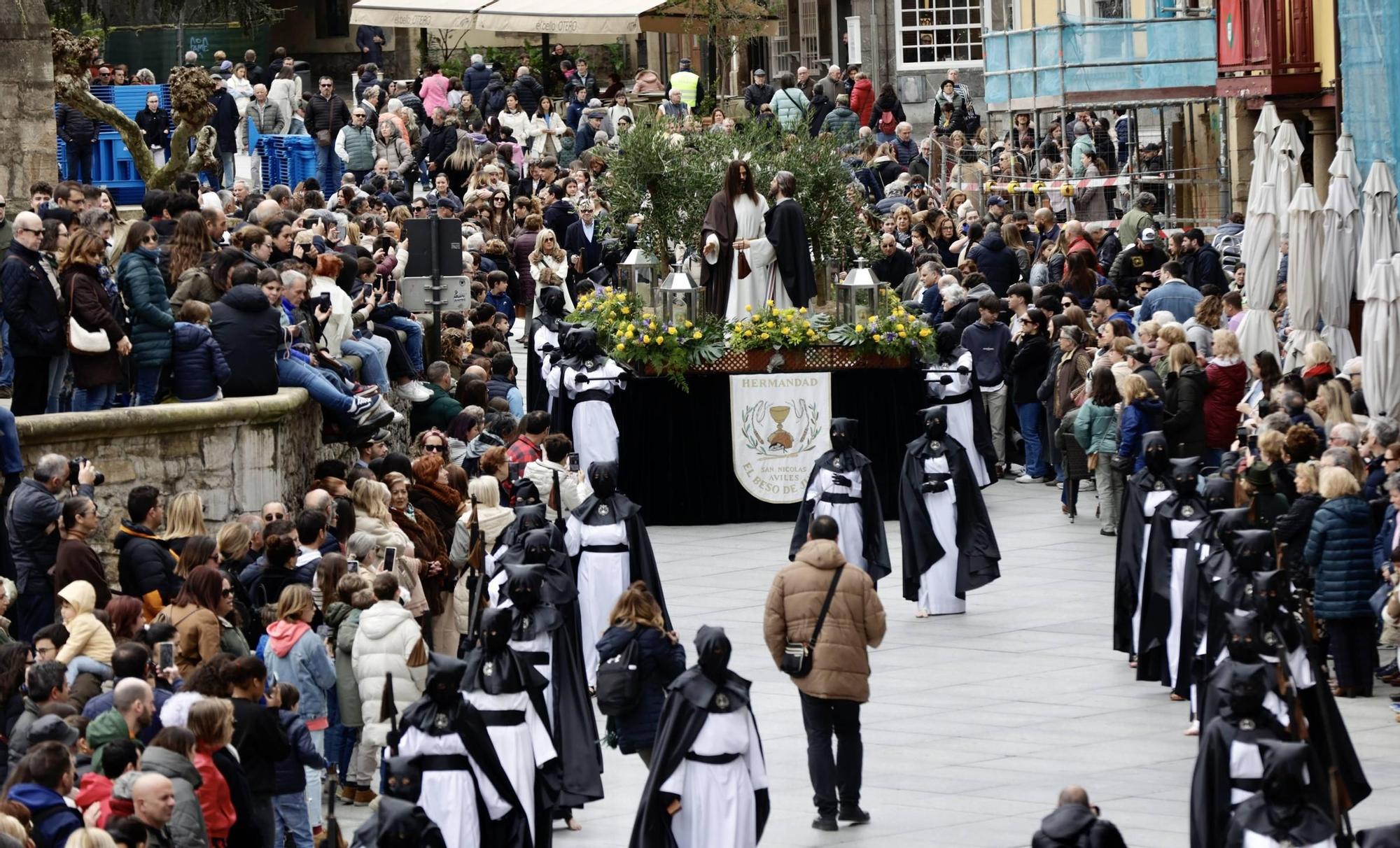 EN IMÁGENES: laprocesión del Beso de Judas en Avilés