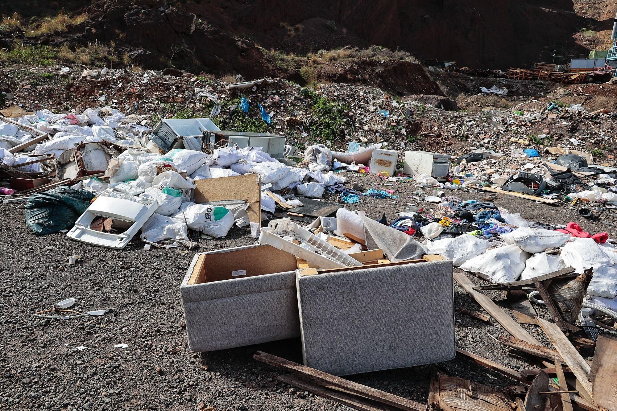 Vertedero de basura en la montaña de Taco.