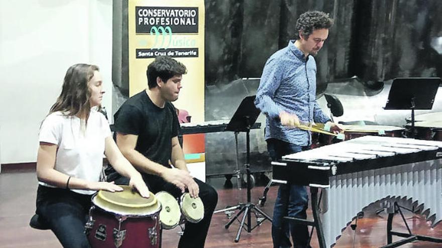 Alumnos y profesores participan en el concierto didáctico de las jornadas de puertas abiertas en el Conservatorio Profesional de Santa Cruz de Tenerife.