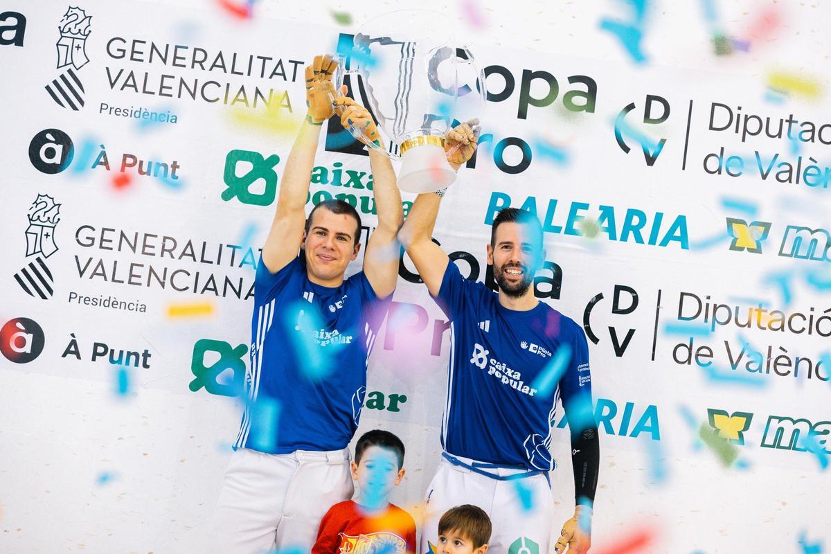 Pere Roc II i Hilari alçen la Copa.