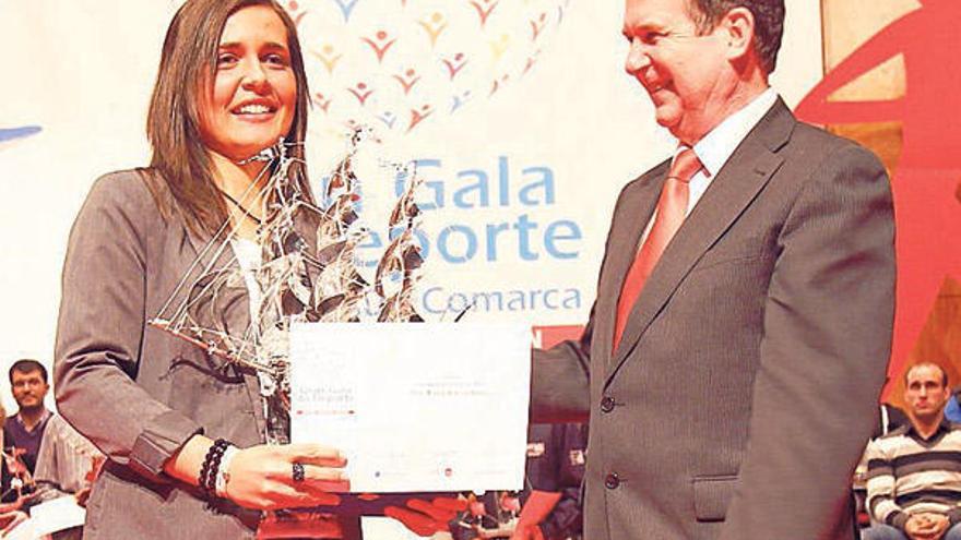 Xisela Aranda, con la carabela de ganadora, ayer junto al alcalde de Vigo, Abel Caballero. // J. Lores