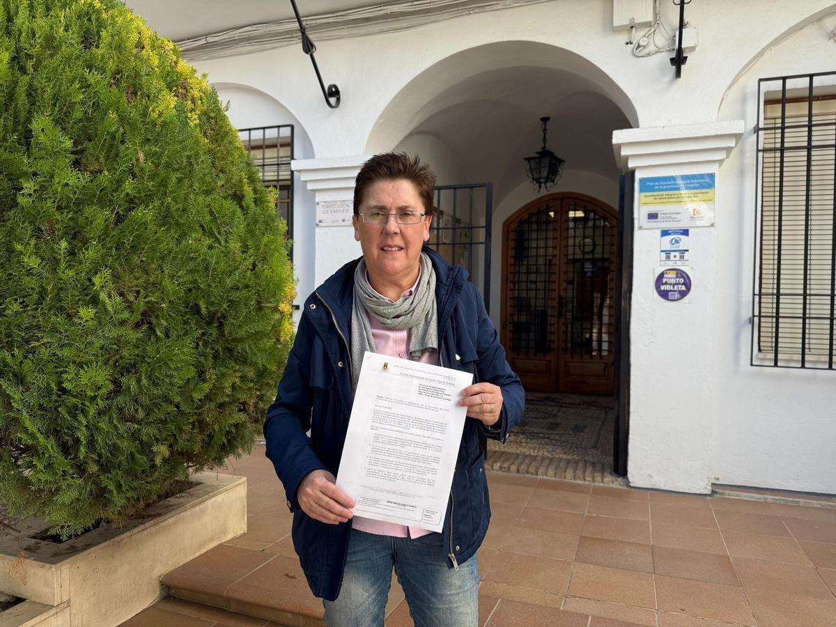 Marife Muñoz muestra la reclamación al Ayuntamiento de Priego.