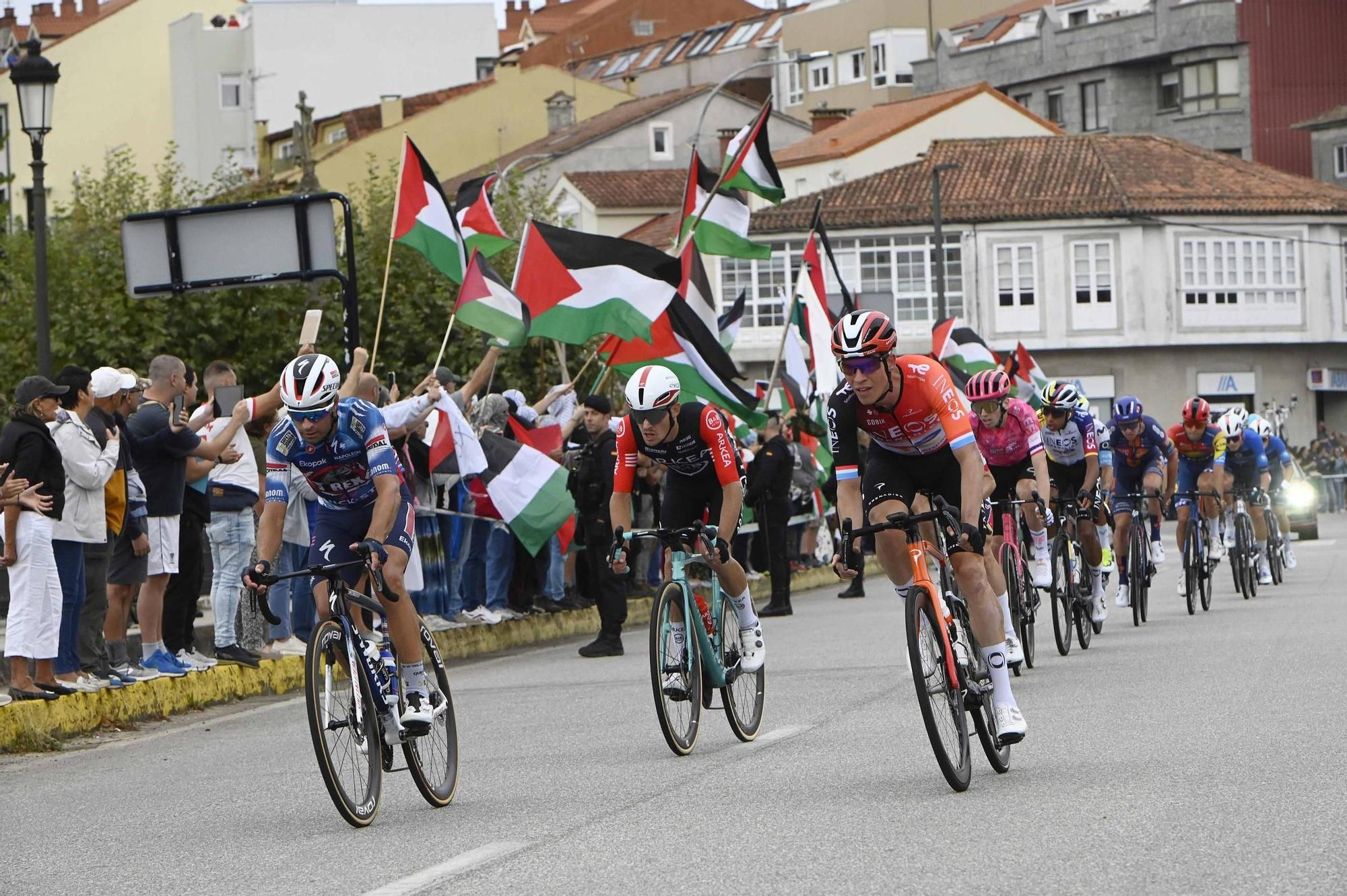 Concentraciones contra el equipo de Israel por el genocidio en Gaza durante el paso de La Vuelta por Pontevedra