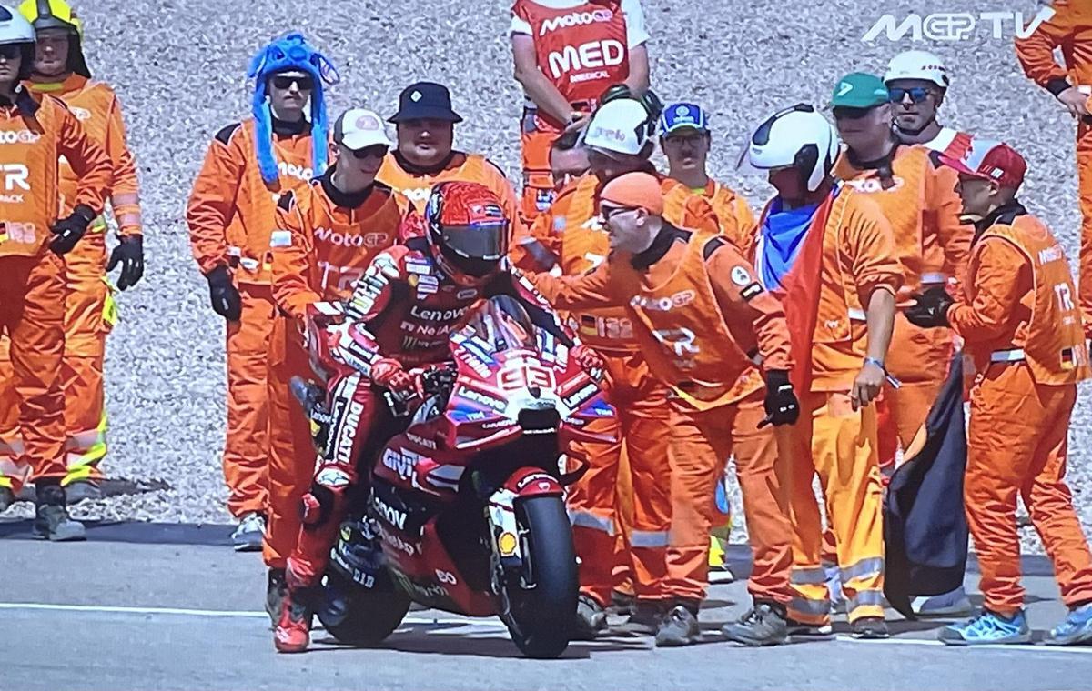 Marc Márquez (Ducati) celebra, con los comisarios de la zona Omega de Sachsenring, un njevo triunfo en Alemania.