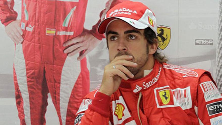 Fernando Alonso, en el garaje de Ferrari, este viernes