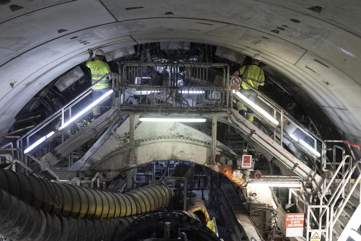 En el interior de la tuneladora de la L9 del metro