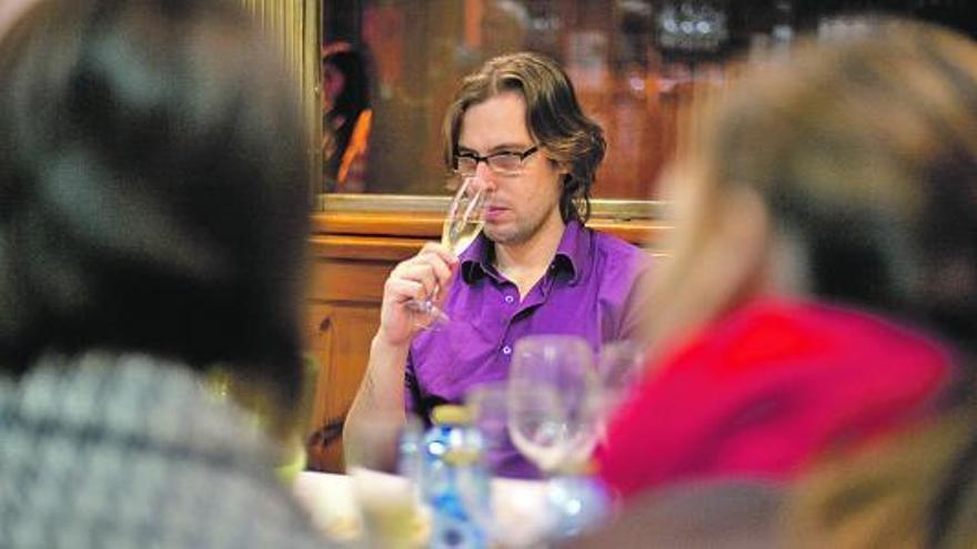 Miguel Castaño, en el centro, uno de los participantes en la cata que se celebró en la vinoteca avilesina.