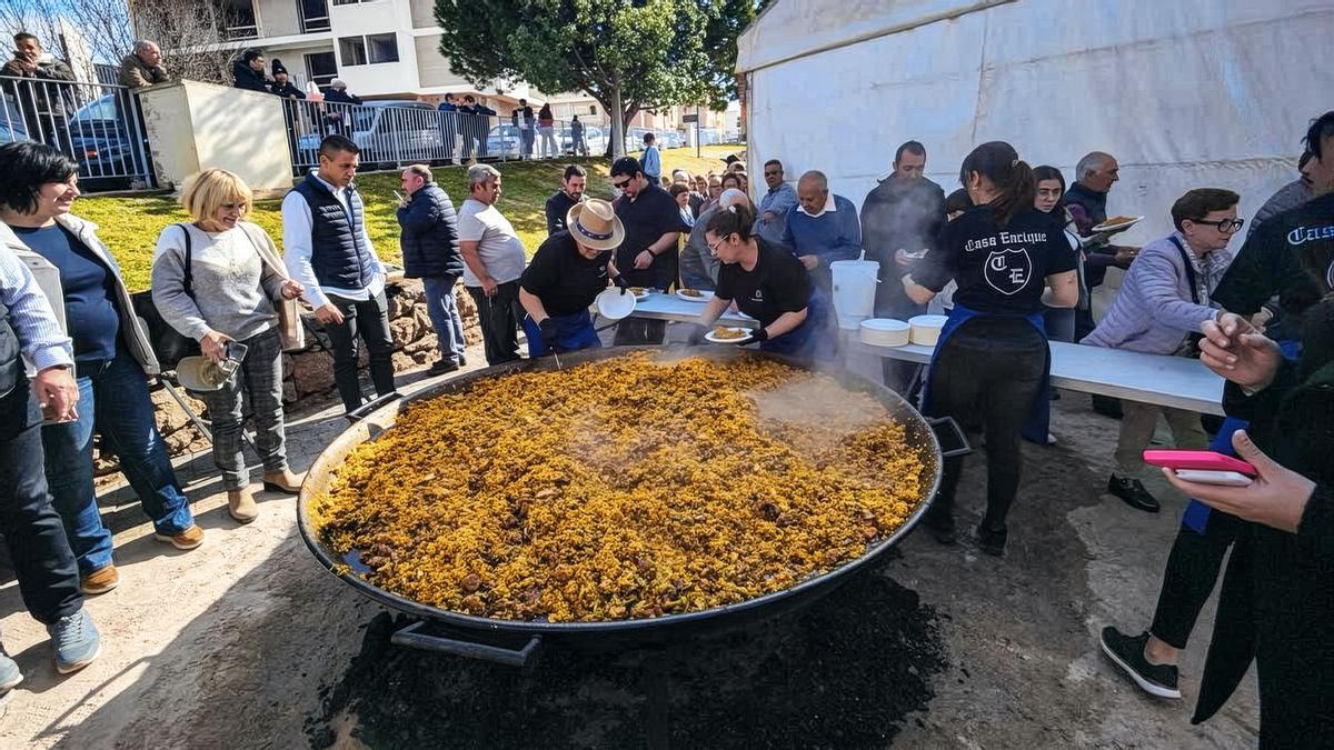 La paella popular es uno de los actos principales de las fiestas.