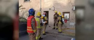 Un equip de respiració defectuós deixa sense aire un bomber en un foc a Olot