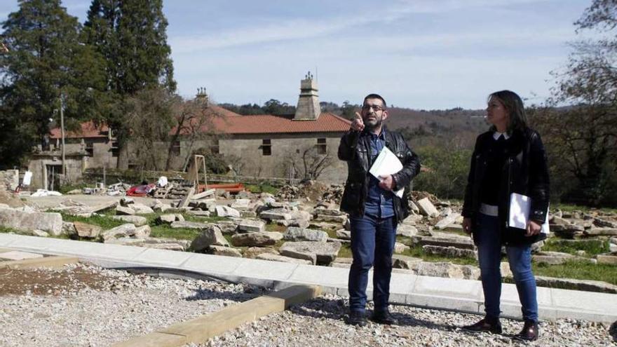 Francisco Vilariño y Katia Procino, ayer, en el aparcamiento del pazo. // Bernabé/Luismy