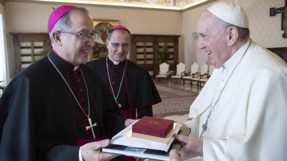 Monseñor Valera junto al papa Francisco.