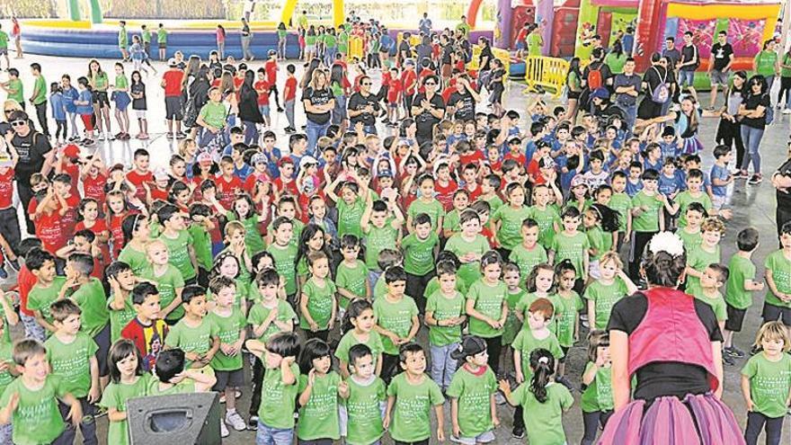 1.300 niños rinden homenaje a la Real Fábrica de l’Alcora