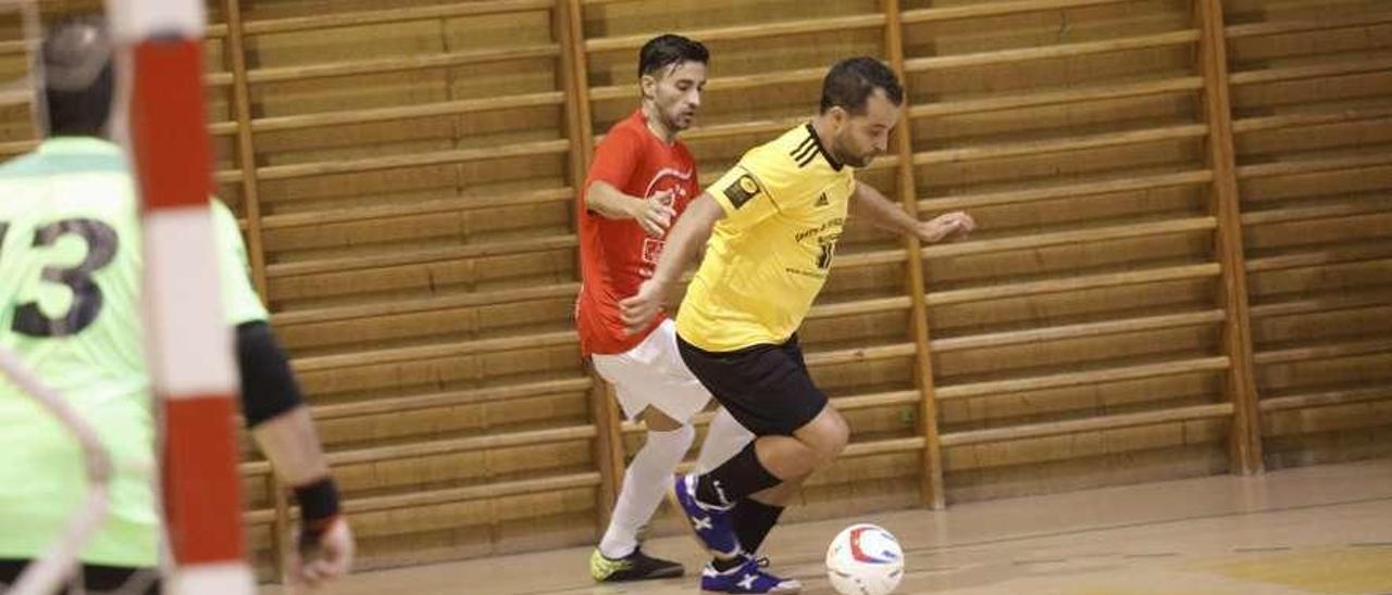 Un jugador del Cerilleru se escapa de un rival.