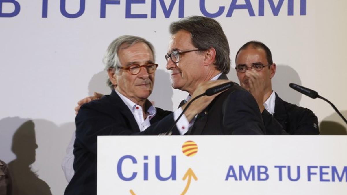 Xavier Trias acompañado de Artur Mas durante la noche electoral de este domingo.