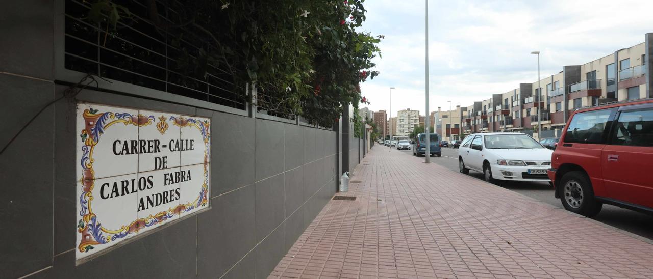Imagen de la placa ubicada en la calle Carlos Fabra Andrés, en el PAU Lledó.