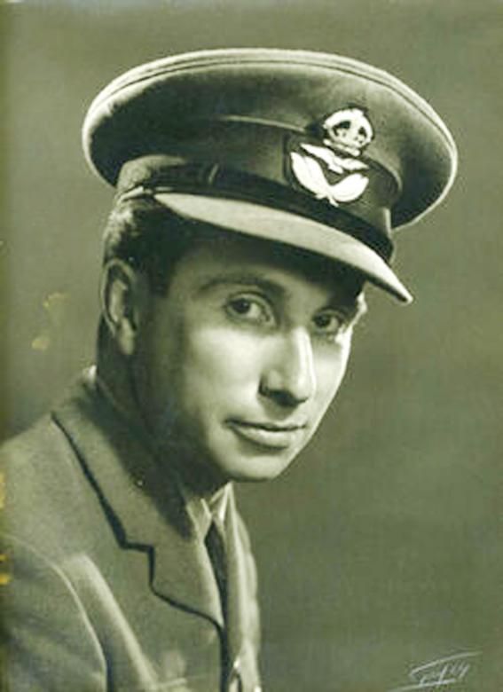 Fiske con el uniforme de la RAF