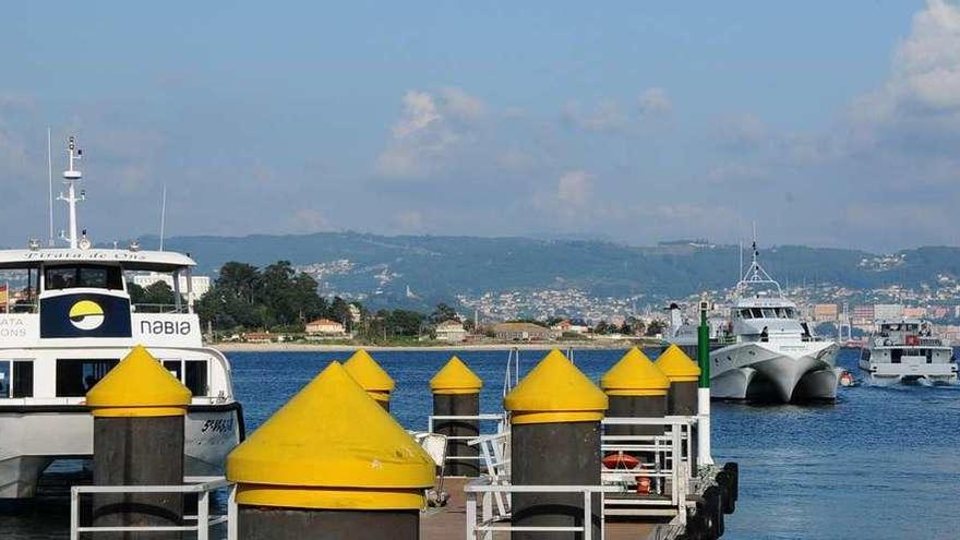 Barcos de Nabia y de Mar de Ons cuando competían en la línea entre Cangas y Vigo en 2011. // Gonzalo Núñez