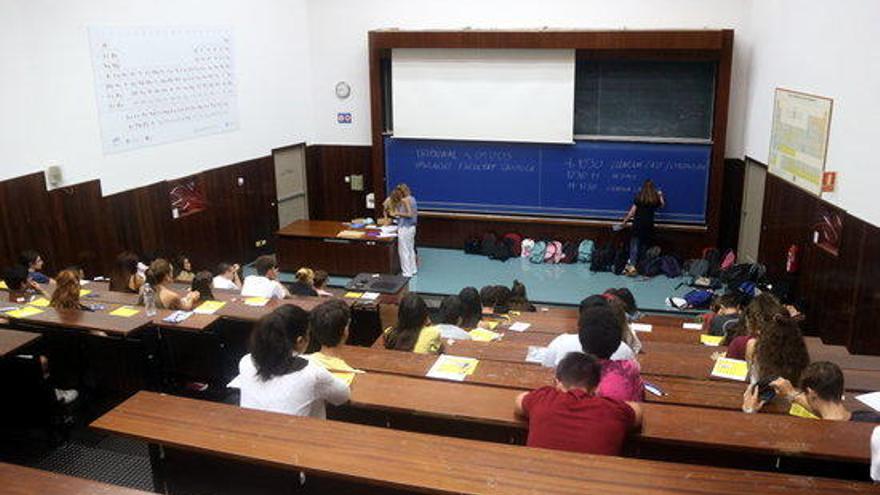Una aula de la facultat de físcia i Química de la UB, durant la selectivitat.