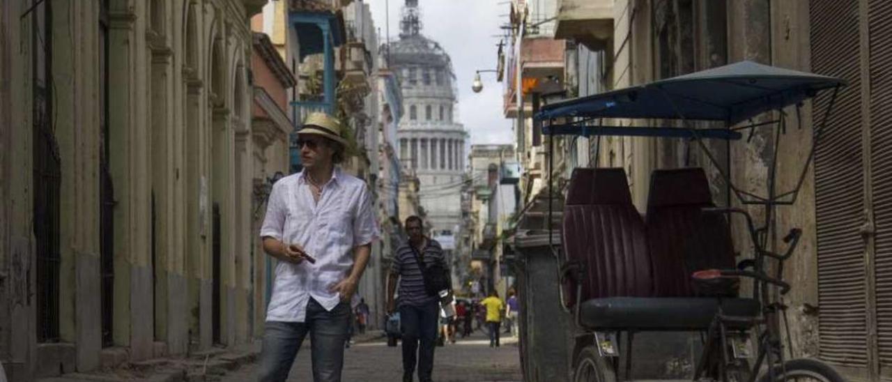 Roi Casal gravou o libro-disco en marzo no estudio de Pablo Milanés na Habana.