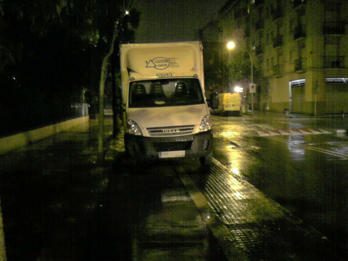 Lloc inapropiat de càrrega i descàrrega.El camió de la foto, com altres de més grans, fa la seva feina per a una fruiteria en un carril bici de Sant Feliu de Llobregat, a prop d’un col·legi. A pocs metres hi ha una zona de càrrega i descàrrega, però es veu que aquí és més còmode. Aquest vehicle, el conductor del qual no sol posar els intermitents d’avís, no hauria d’estacionar aquí perquè els nens passen pel costat, poden donar-se un cop amb la rampa del camió i no tenen una bona visió del carrer.