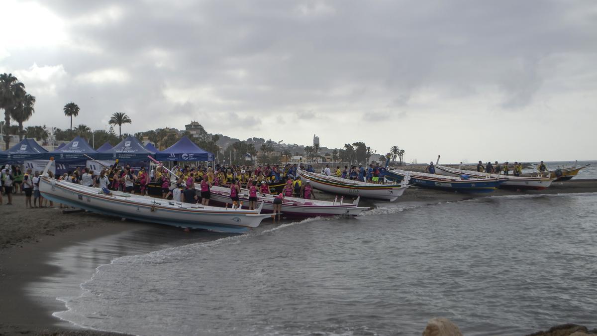 Las jábegas preparasdas en una playa de Málaga