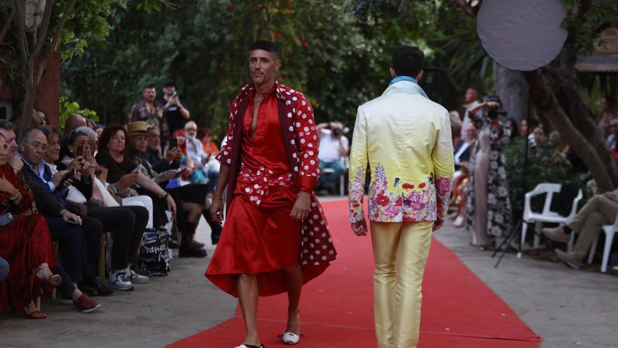 El desfile de Francis Montesinos ha contado con caballos, música y una impresionante puesta en escena