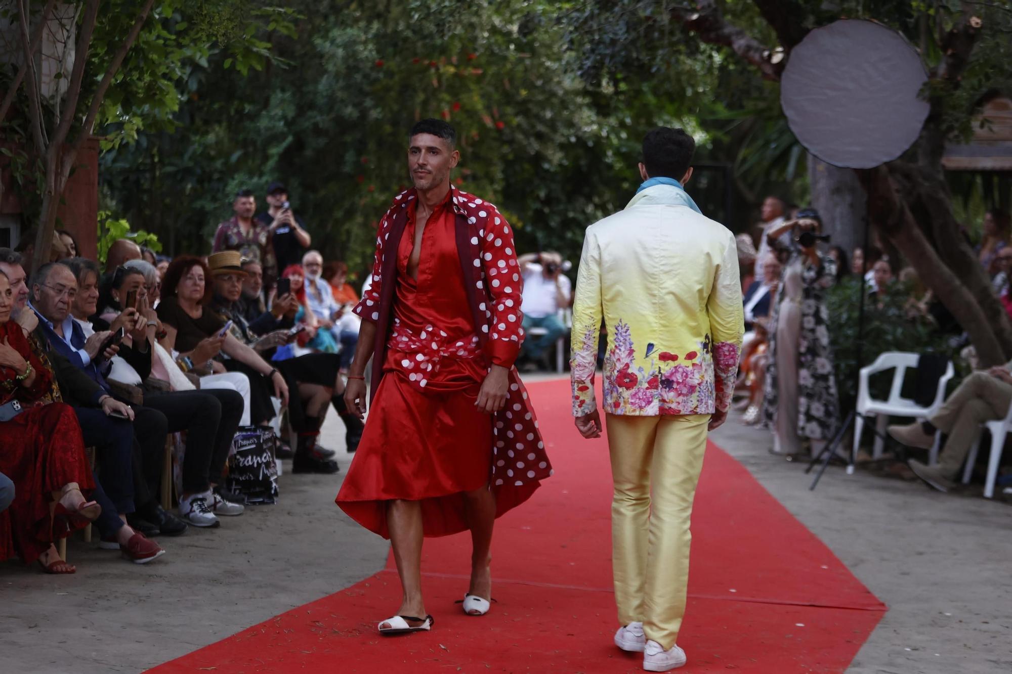 El desfile de Francis Montesinos ha contado con caballos, música y una impresionante puesta en escena