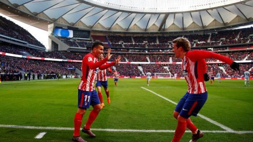 Correa i Griezmann celebren un dels gols de l&#039;Atlètic.