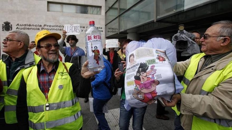 Rita Barberà esquiva la protesta ciudadana a su llegada a los juzgados para declarar por el &#039;caso Nóos&#039;