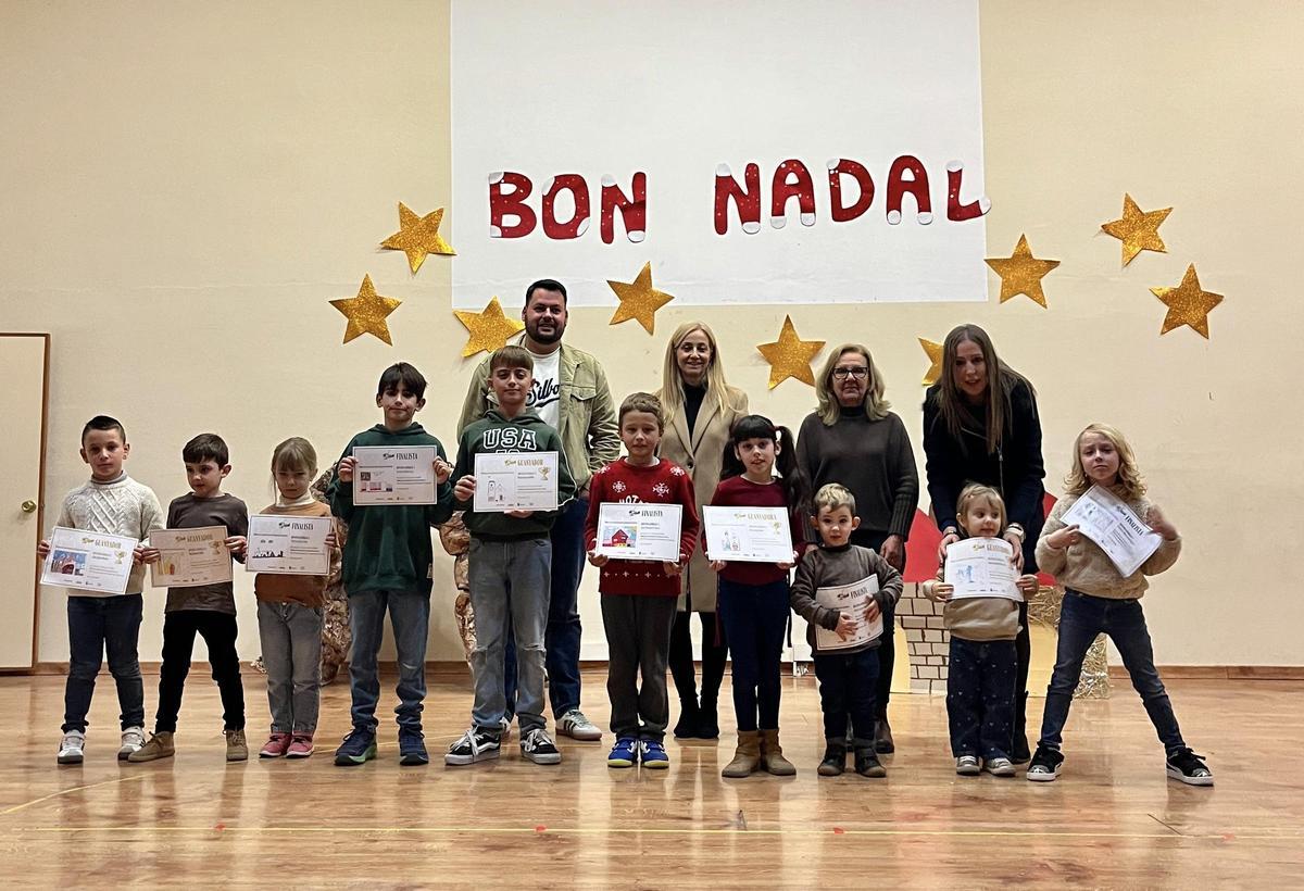 Imagen de los premiados en el concurso de dibujo del colegio de Figueroles.