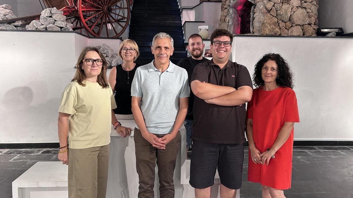 El alcalde de Soneja, Benjamín Escriche, junto a miembros del equipo municipal en el Museo del Yeso