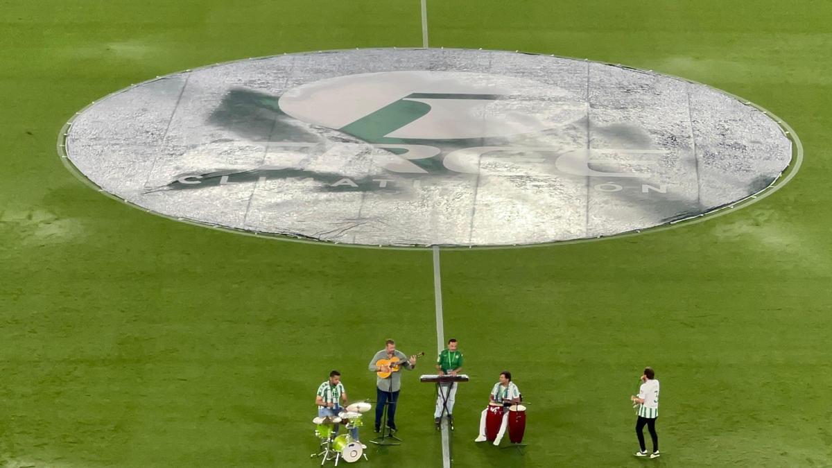 El Betis celebra su 117 aniversario con un himno renovado y la voz de Álex Ortiz