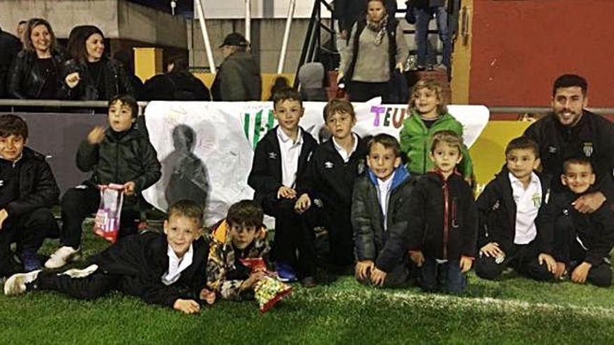 Els joves futbolistes del prebenjamí A del Peralada amb Víctor Bertomeu.