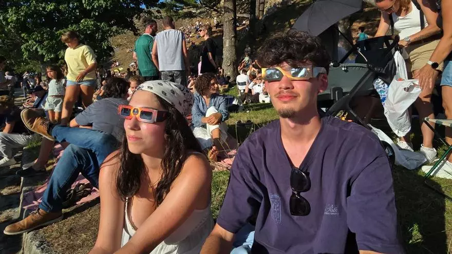 Así se esta siguiendo el eclipse  desde el monte de O Castro, en Vigo