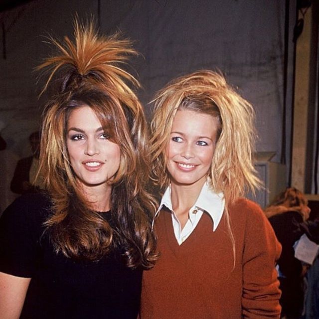 Cindy Crawford y Claudia Schiffer en el backstage de Chanel en 1994