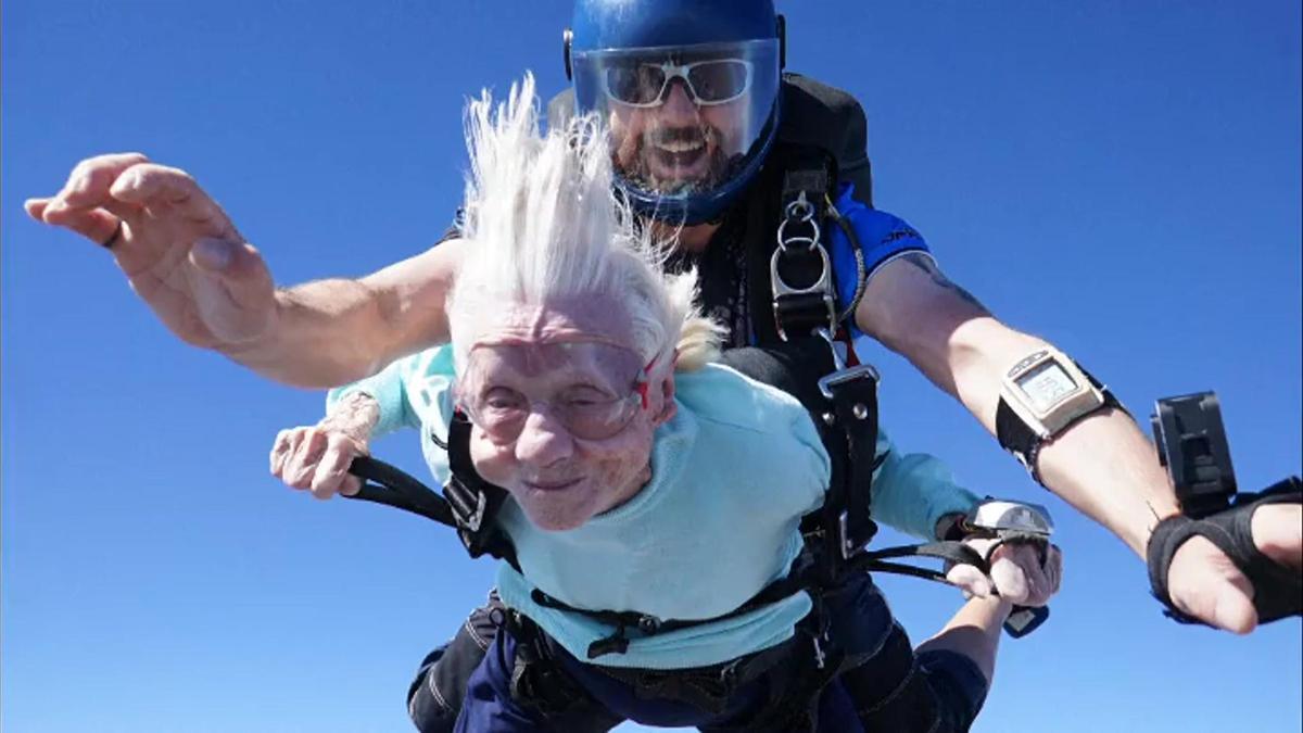 Una mujer de 104 años bate el récord Guinness de salto en paracaídas