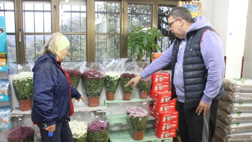 Una mujer se dispone a comprar flores en el comercio de Lubián.