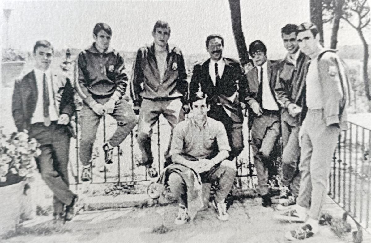 Joaquín Palmerola y Horacio Seguí, en Alcalá de Guadaira con jugadores barcelonistas de la Selección Española en 1969.