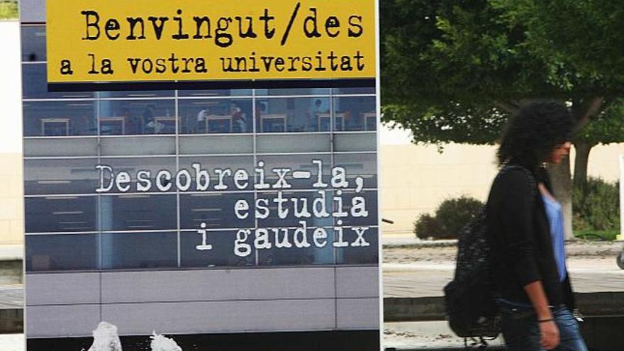 El Vicerrectorado de Relaciones Institucionales ha instalado carteles de la Feria de Bienvenida en el campus.