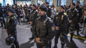 Agentes del Grupo Especial de Intervención Policial (GEIP) de la Guàrdia Urbana de Badalona