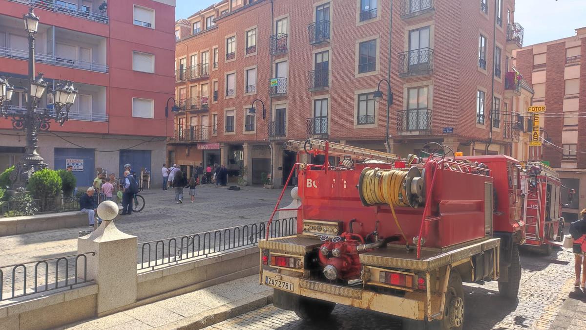 El fuego se ha declarado en la cocina del piso de un bloque de vivienda de la plaza del Corrillo de San Nicolás.