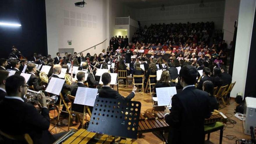 Público en un espectáculo musical anterior en el auditorio de Vilatuxe. // Bernabé/Gutier