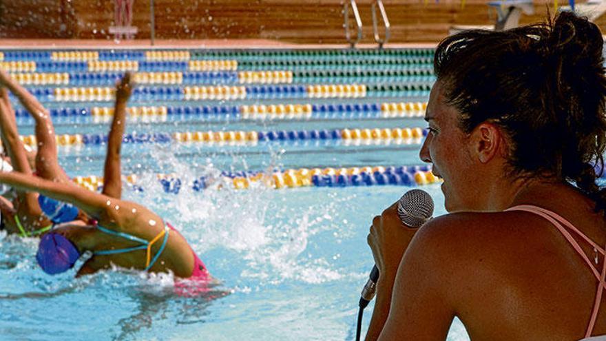 Andrea Fuentes gibt auf Mallorca eine Woche lang den Ton beim Training der US-amerikanischen Synchronschwimmerinnen an.